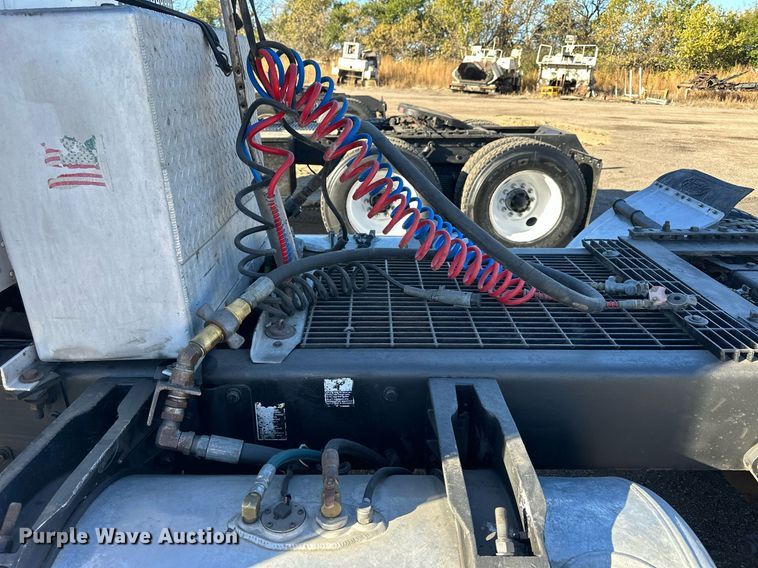 image for item OK9028 2004 Peterbilt 379  semi truck