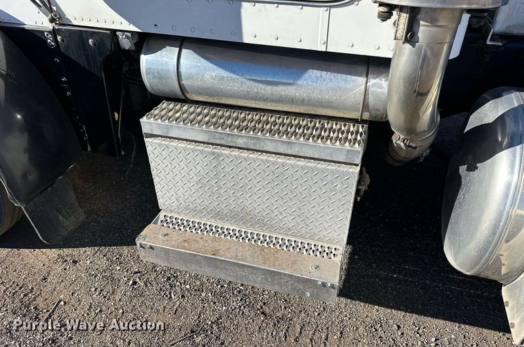 image for item OK9028 2004 Peterbilt 379  semi truck