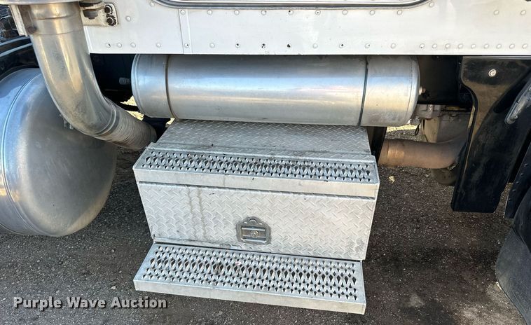 image for item OK9028 2004 Peterbilt 379  semi truck