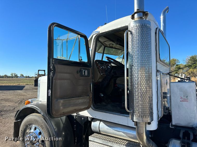 image for item OK9028 2004 Peterbilt 379  semi truck