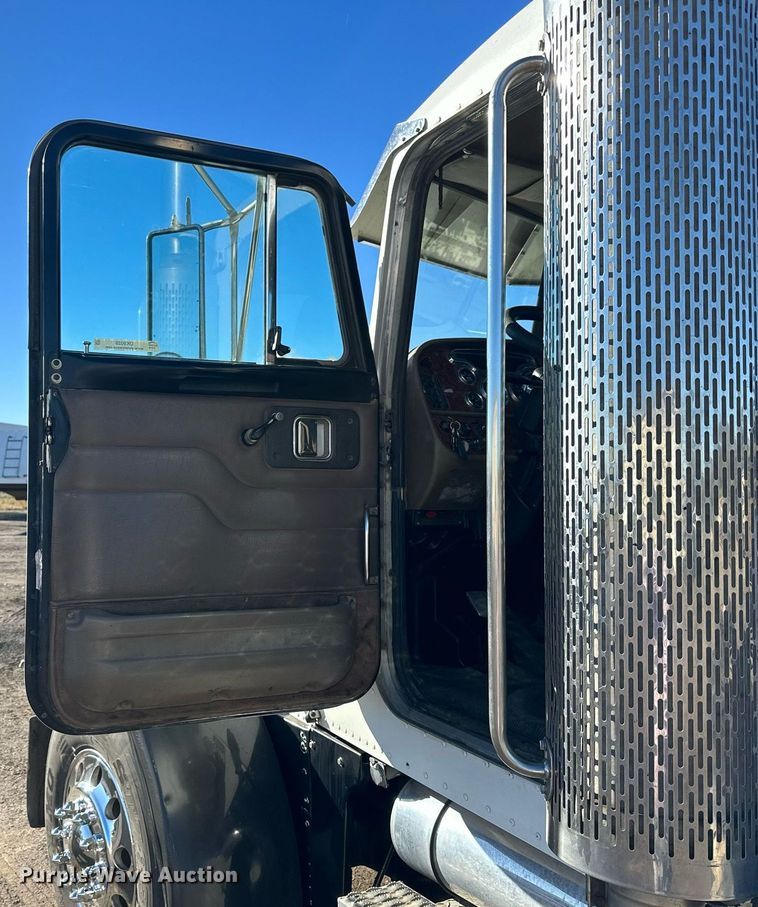 image for item OK9028 2004 Peterbilt 379  semi truck