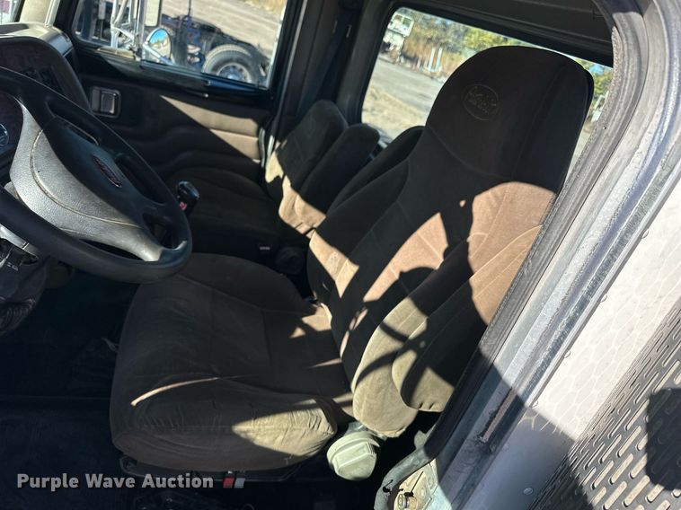 image for item OK9028 2004 Peterbilt 379  semi truck