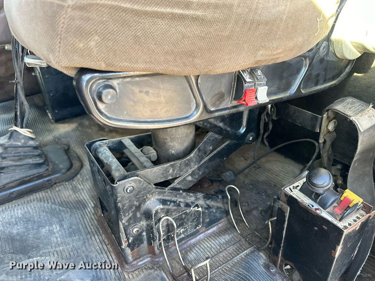 image for item OK9028 2004 Peterbilt 379  semi truck