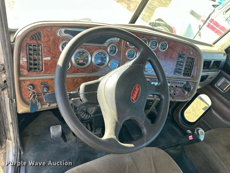 image for item OK9028 2004 Peterbilt 379  semi truck