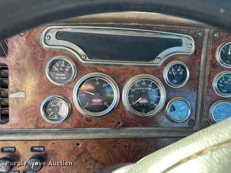 image for item OK9028 2004 Peterbilt 379  semi truck