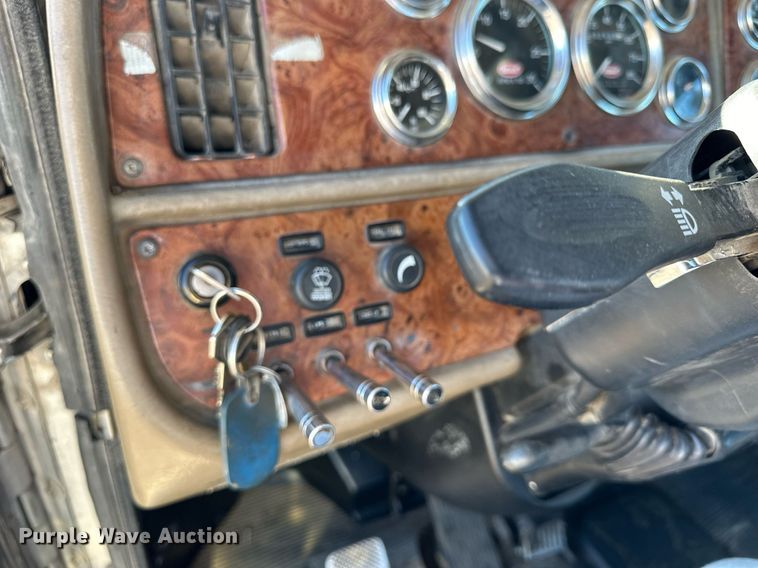 image for item OK9028 2004 Peterbilt 379  semi truck