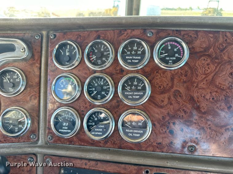 image for item OK9028 2004 Peterbilt 379  semi truck