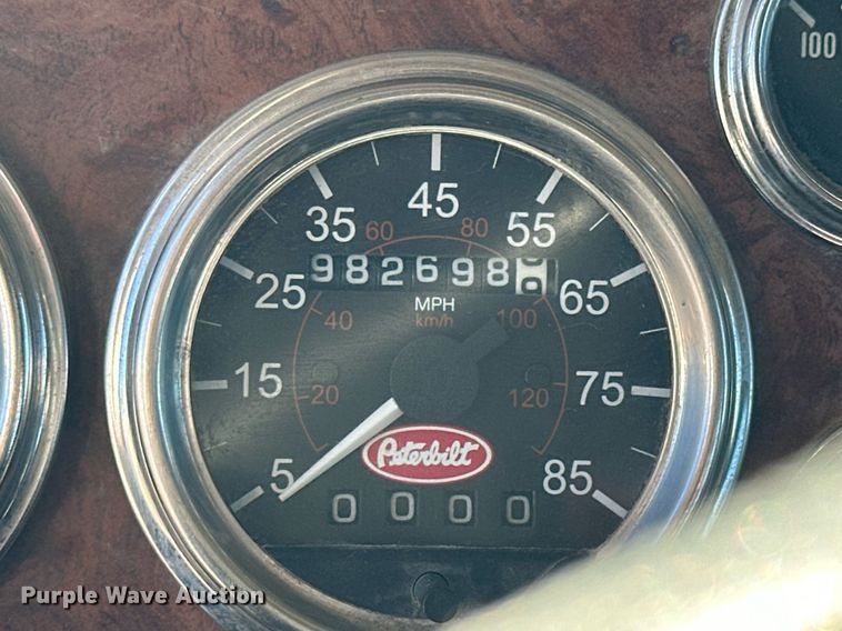 image for item OK9028 2004 Peterbilt 379  semi truck