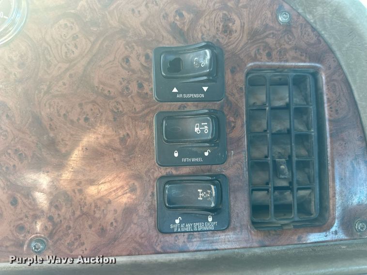 image for item OK9028 2004 Peterbilt 379  semi truck