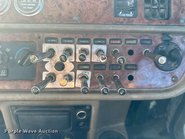 image for item OK9028 2004 Peterbilt 379  semi truck