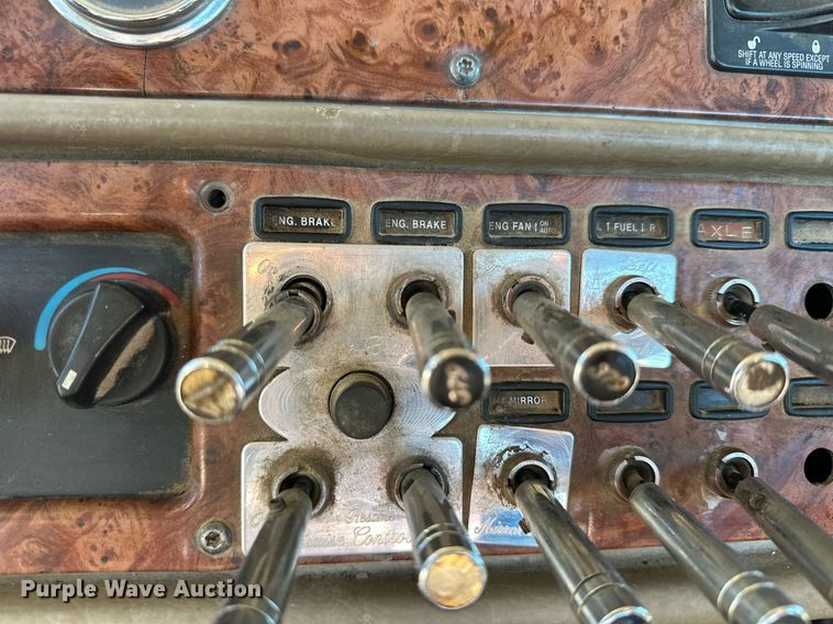 image for item OK9028 2004 Peterbilt 379  semi truck