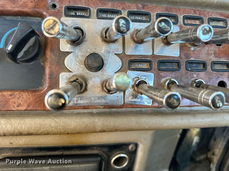 image for item OK9028 2004 Peterbilt 379  semi truck