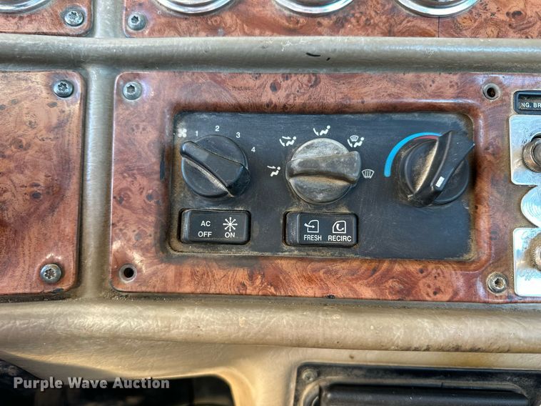 image for item OK9028 2004 Peterbilt 379  semi truck