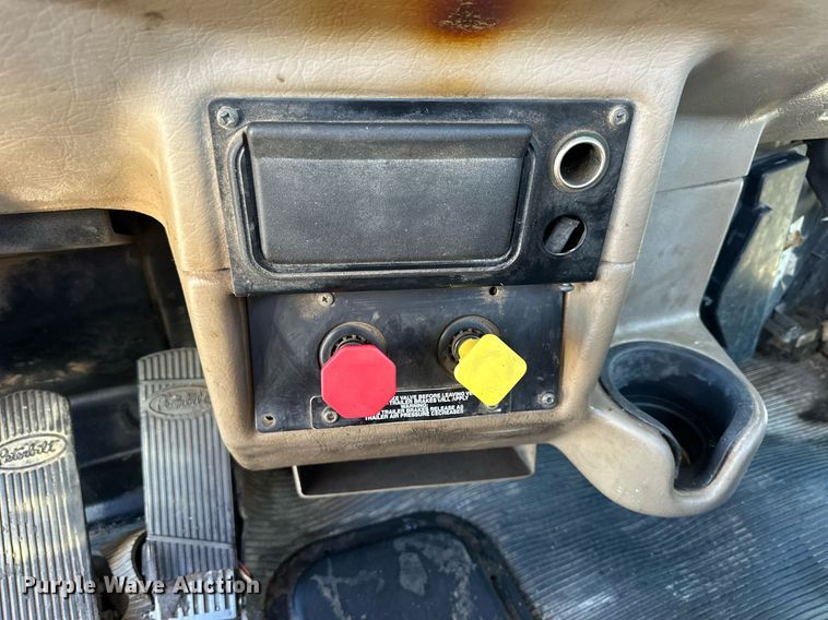 image for item OK9028 2004 Peterbilt 379  semi truck