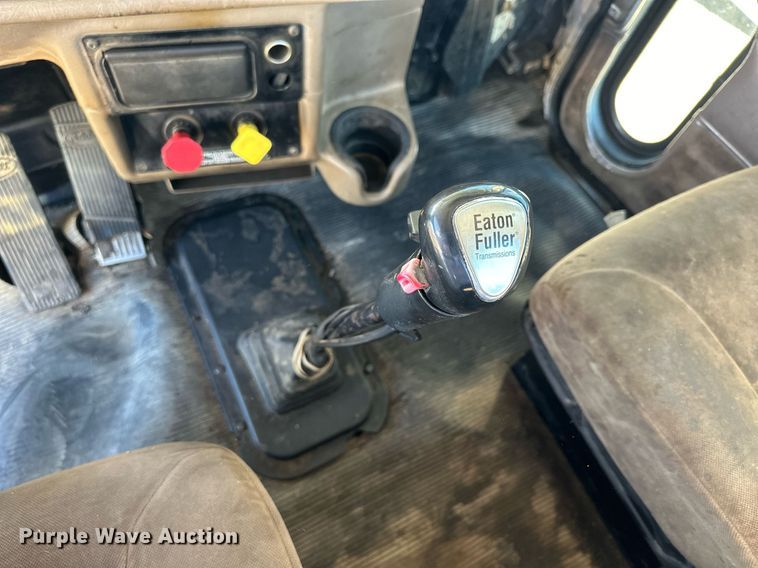 image for item OK9028 2004 Peterbilt 379  semi truck