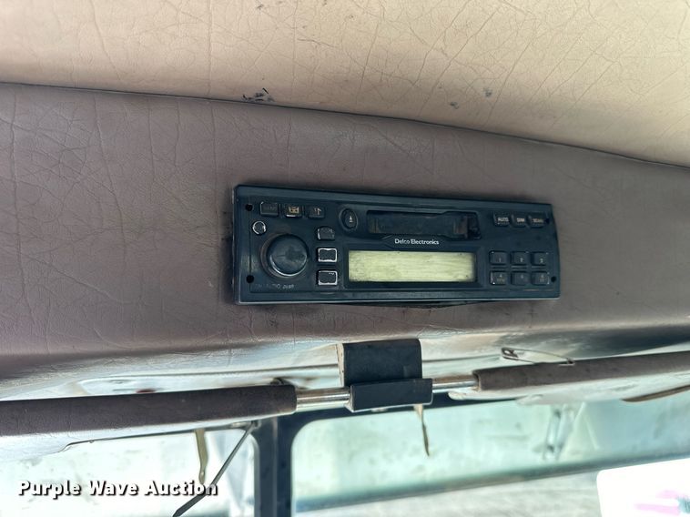 image for item OK9028 2004 Peterbilt 379  semi truck