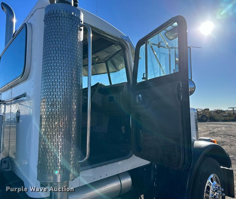 image for item OK9028 2004 Peterbilt 379  semi truck