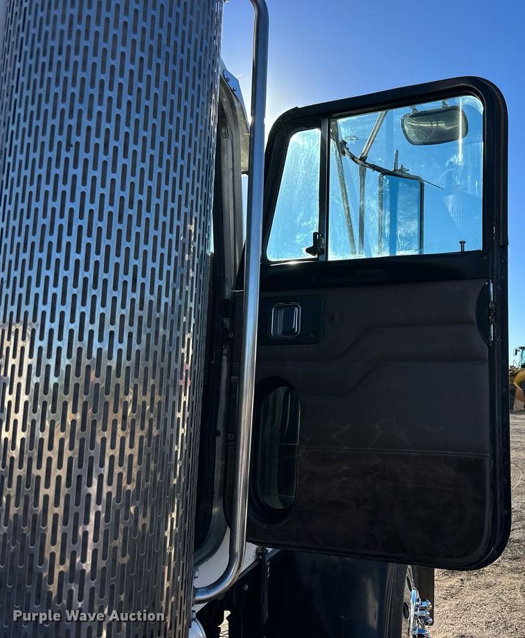 image for item OK9028 2004 Peterbilt 379  semi truck