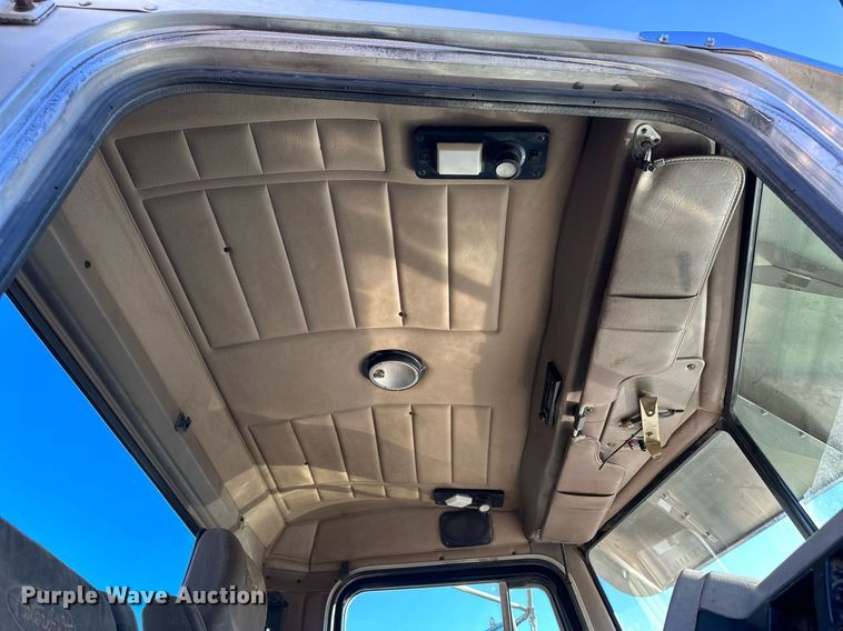 image for item OK9028 2004 Peterbilt 379  semi truck