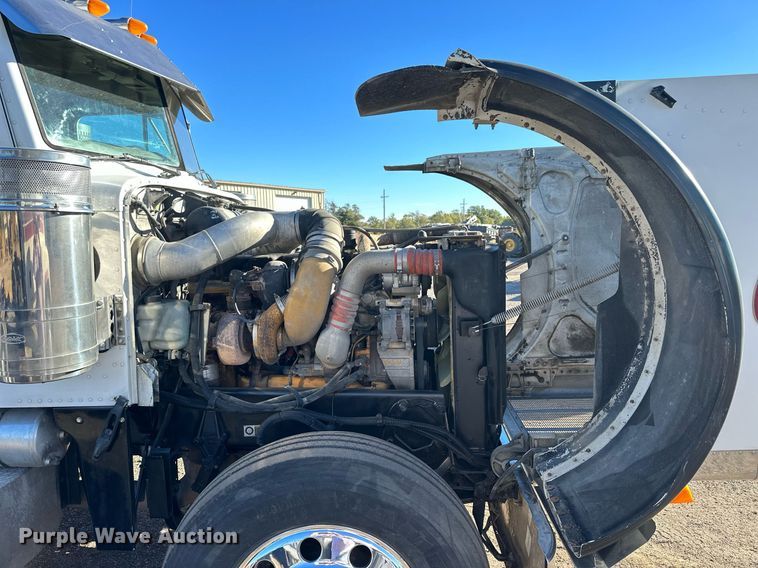 image for item OK9028 2004 Peterbilt 379  semi truck