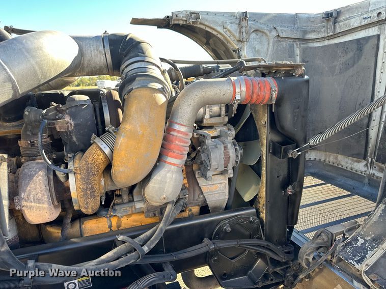 image for item OK9028 2004 Peterbilt 379  semi truck