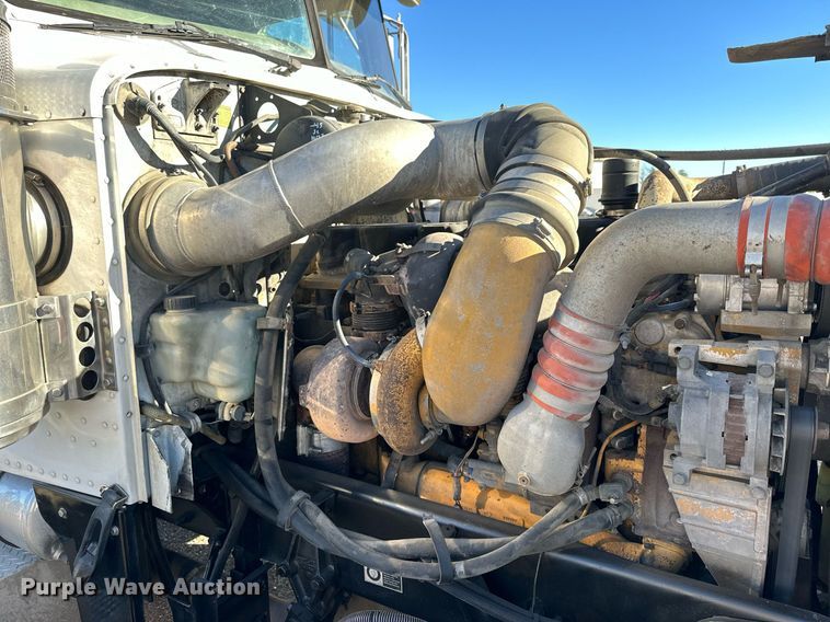 image for item OK9028 2004 Peterbilt 379  semi truck