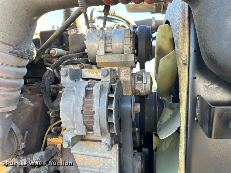 image for item OK9028 2004 Peterbilt 379  semi truck