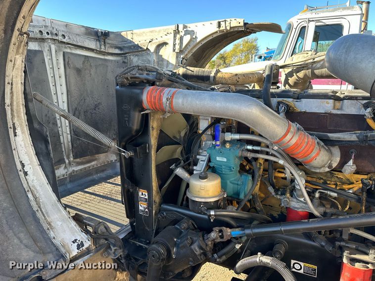 image for item OK9028 2004 Peterbilt 379  semi truck