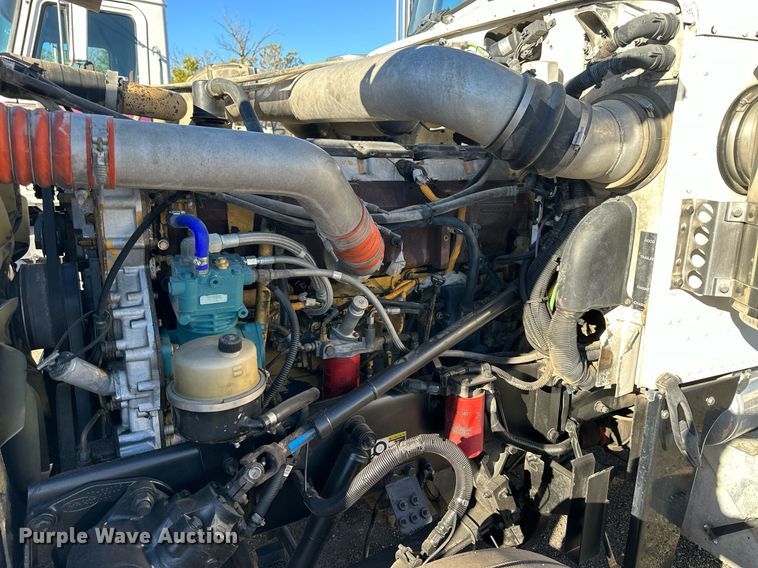 image for item OK9028 2004 Peterbilt 379  semi truck