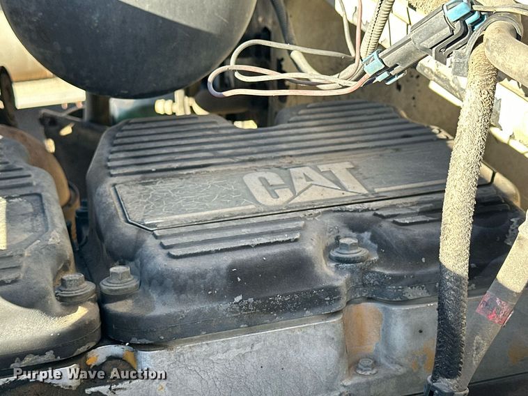 image for item OK9028 2004 Peterbilt 379  semi truck