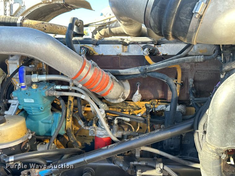 image for item OK9028 2004 Peterbilt 379  semi truck