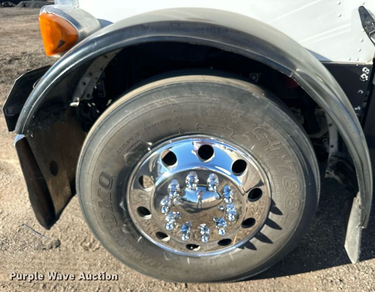 image for item OK9028 2004 Peterbilt 379  semi truck