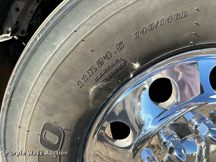 image for item OK9028 2004 Peterbilt 379  semi truck