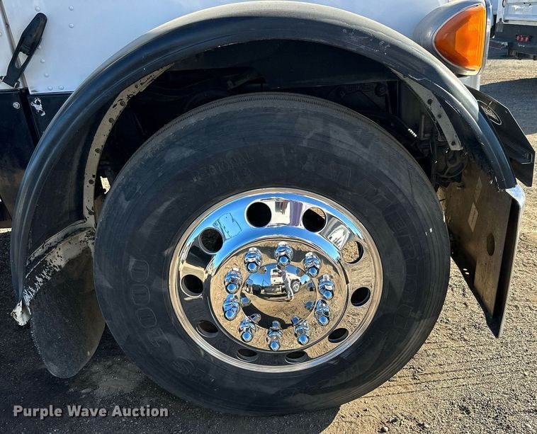 image for item OK9028 2004 Peterbilt 379  semi truck