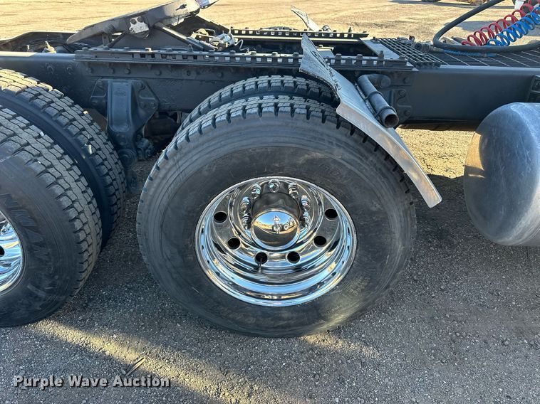 image for item OK9028 2004 Peterbilt 379  semi truck