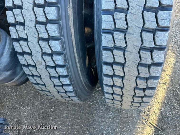 image for item OK9028 2004 Peterbilt 379  semi truck