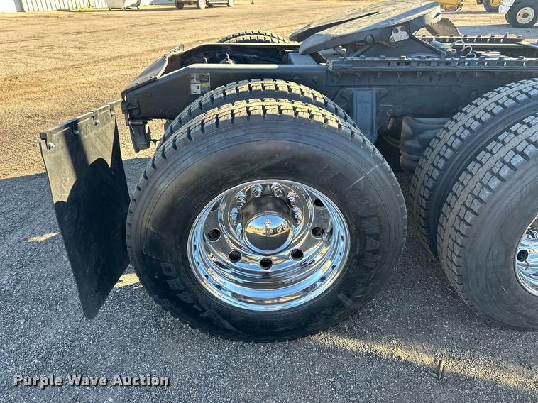 image for item OK9028 2004 Peterbilt 379  semi truck