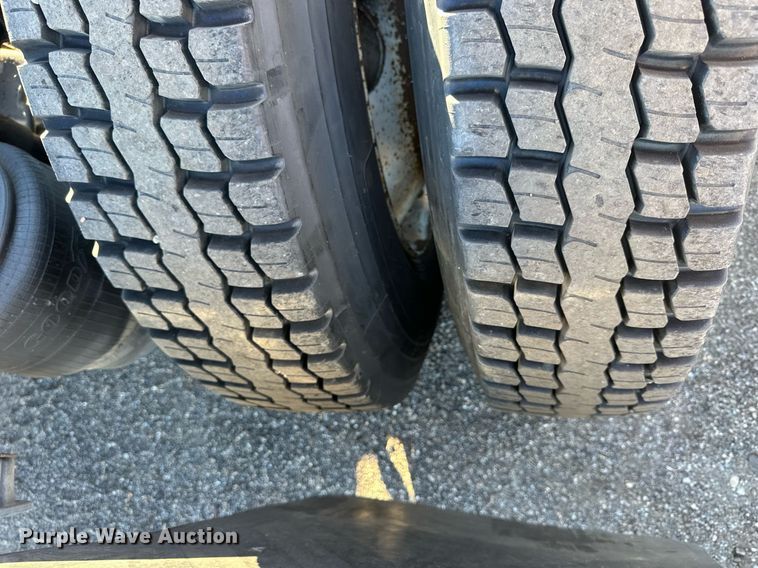 image for item OK9028 2004 Peterbilt 379  semi truck