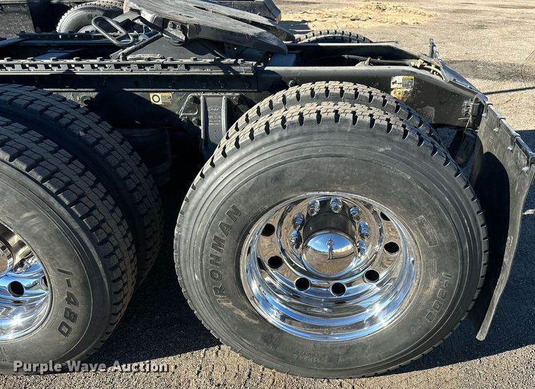 image for item OK9028 2004 Peterbilt 379  semi truck