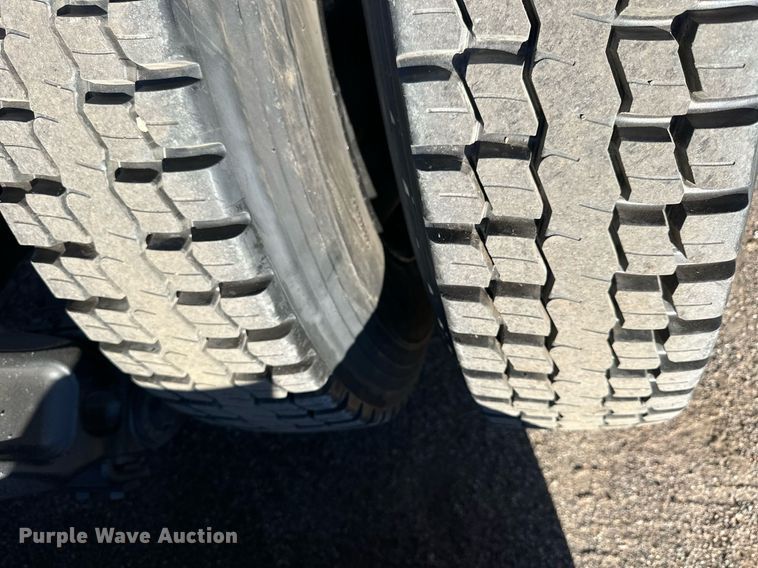 image for item OK9028 2004 Peterbilt 379  semi truck