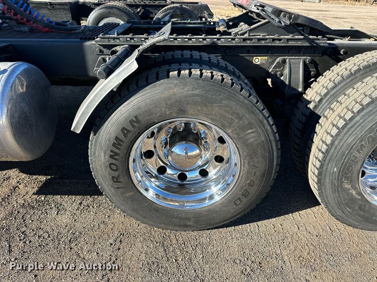 image for item OK9028 2004 Peterbilt 379  semi truck