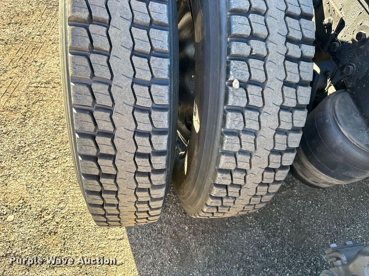 image for item OK9028 2004 Peterbilt 379  semi truck