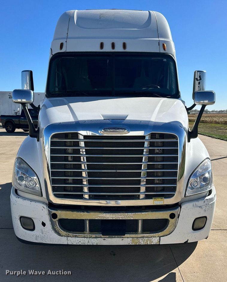 image for item OK9033 2016 Freightliner Cascadia Evolution  semi truck