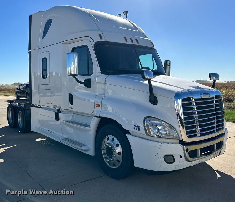 image for item OK9033 2016 Freightliner Cascadia Evolution  semi truck