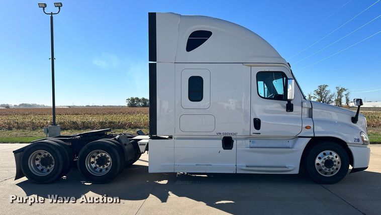 image for item OK9033 2016 Freightliner Cascadia Evolution  semi truck