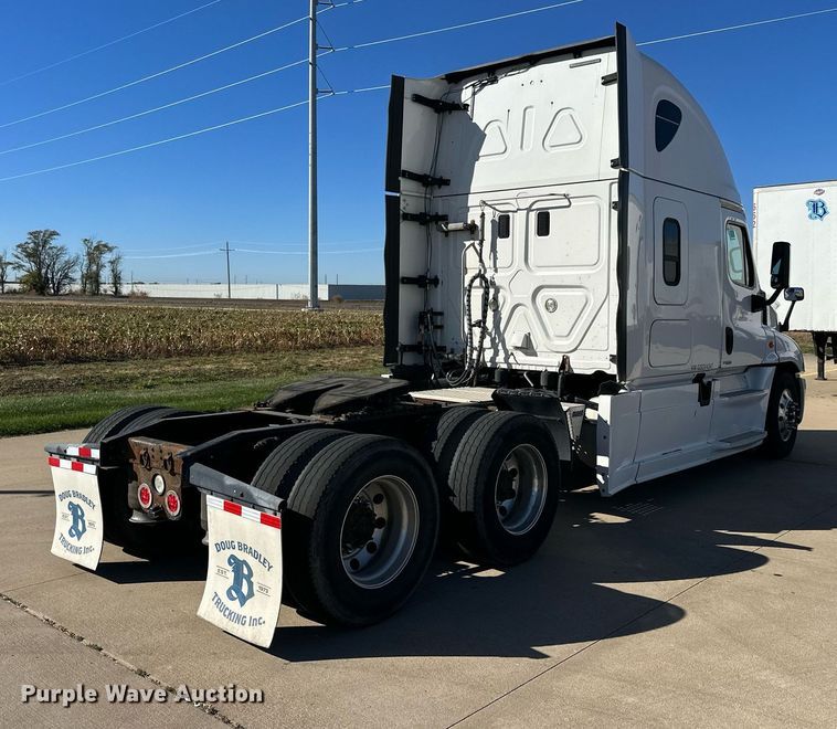 image for item OK9033 2016 Freightliner Cascadia Evolution  semi truck