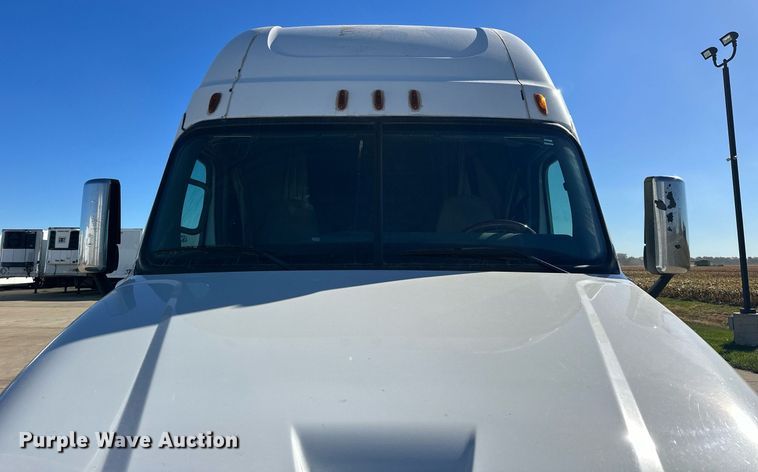 image for item OK9033 2016 Freightliner Cascadia Evolution  semi truck