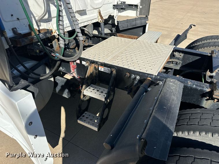 image for item OK9033 2016 Freightliner Cascadia Evolution  semi truck