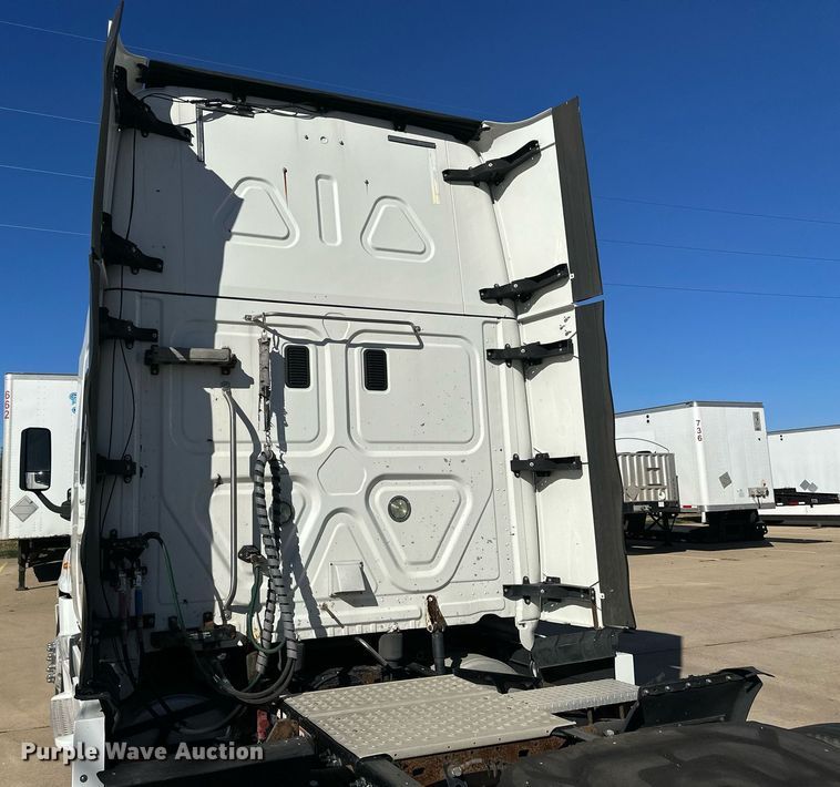 image for item OK9033 2016 Freightliner Cascadia Evolution  semi truck