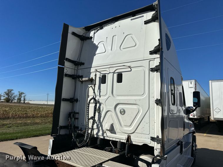 image for item OK9033 2016 Freightliner Cascadia Evolution  semi truck